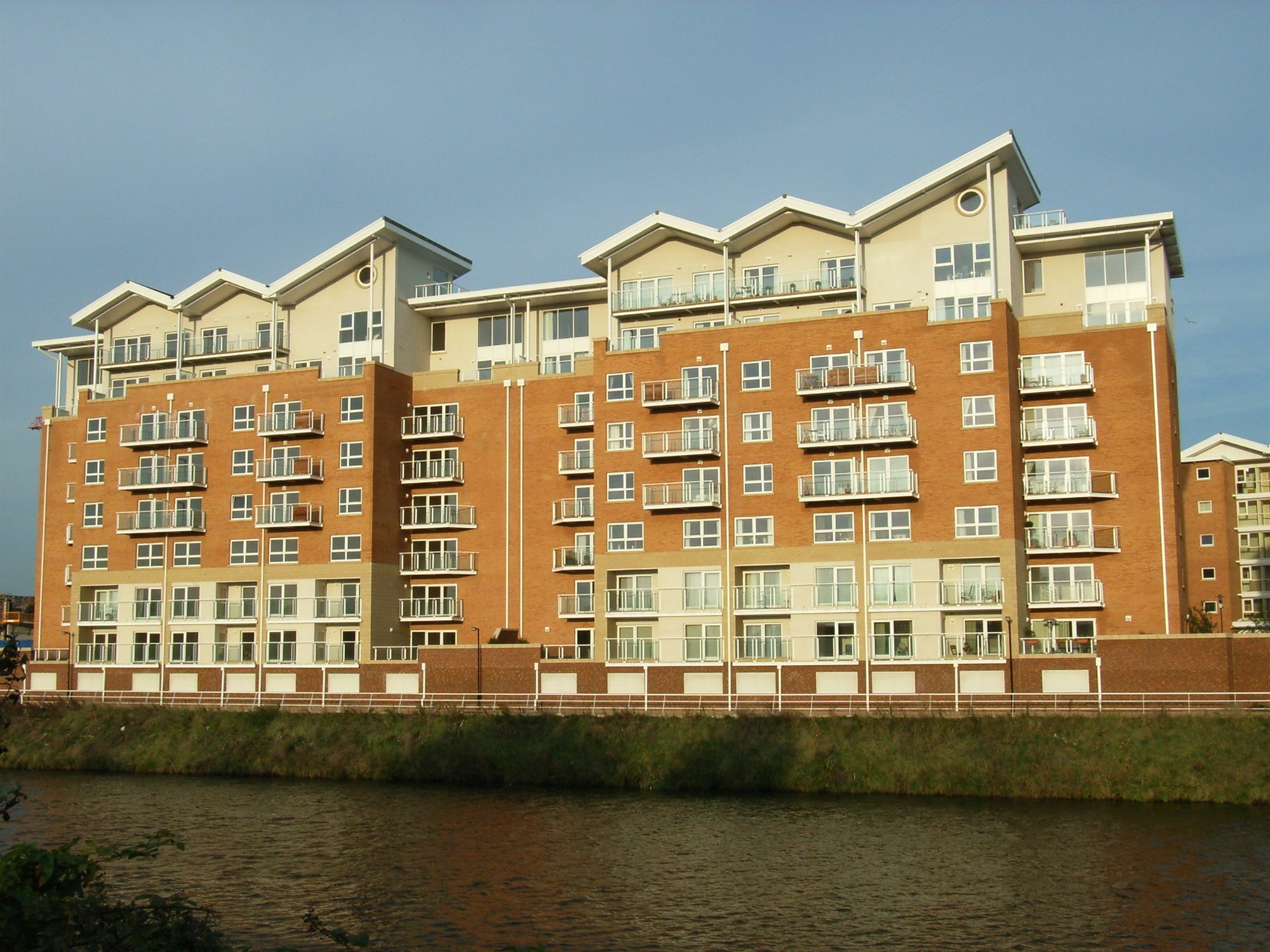 Century Wharf Serviced Apartments Cardiff Dış mekan fotoğraf